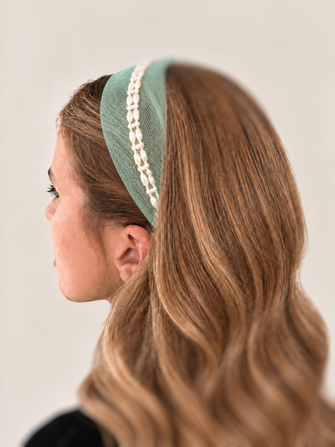 Cordeluta in mijloc Tulle cu perle, culoare Menta 60, perle duble albe, pe cap