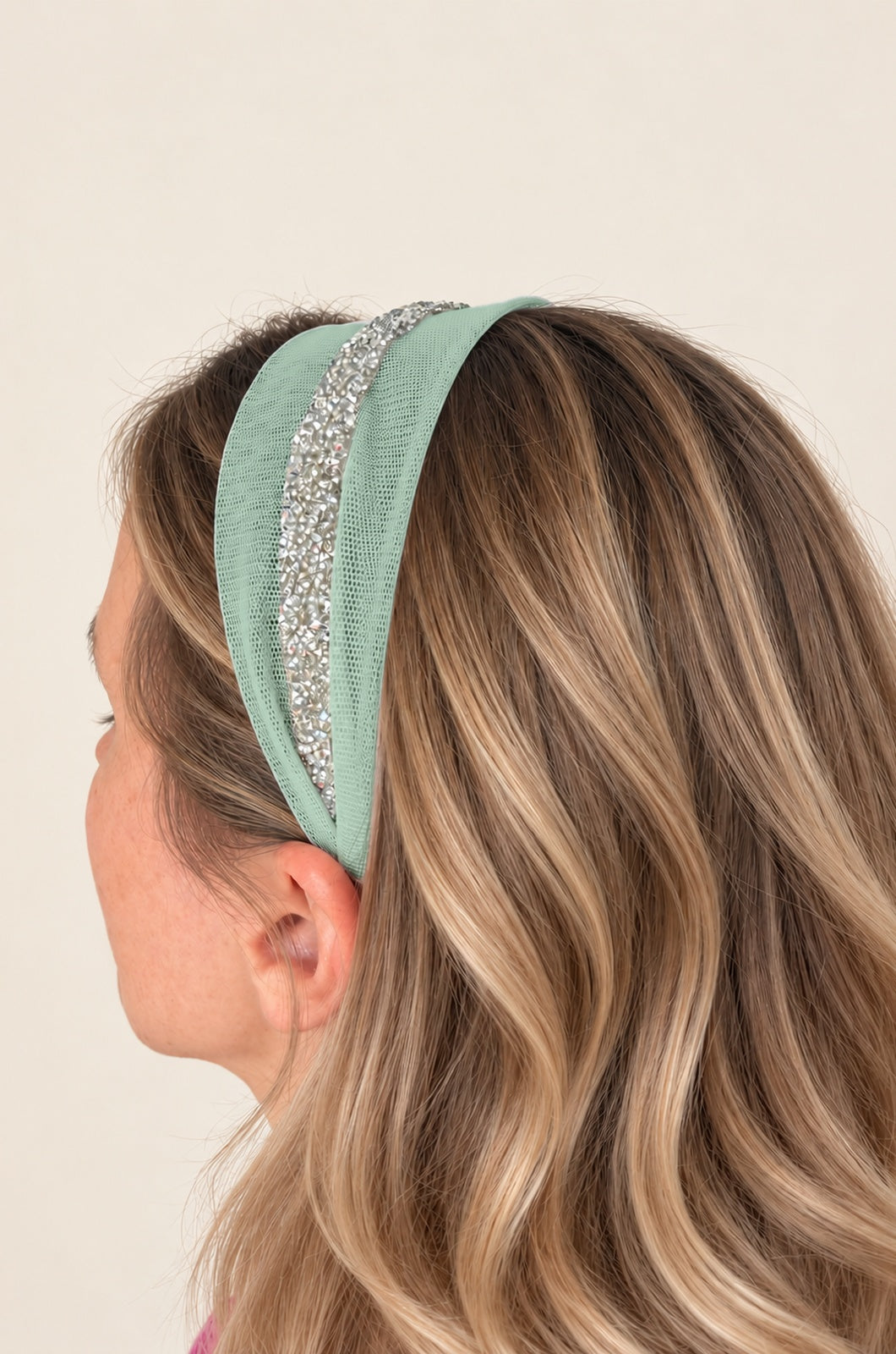 Cordeluta in mijloc Tulle cu sclipici, culoare Menta 60, sclipici argintiu, pe cap