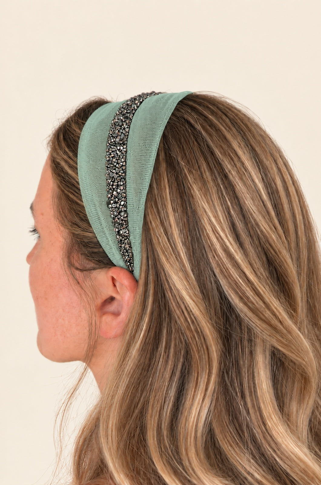 Cordeluta in mijloc Tulle cu sclipici, culoare Menta 60, sclipici gri, pe cap