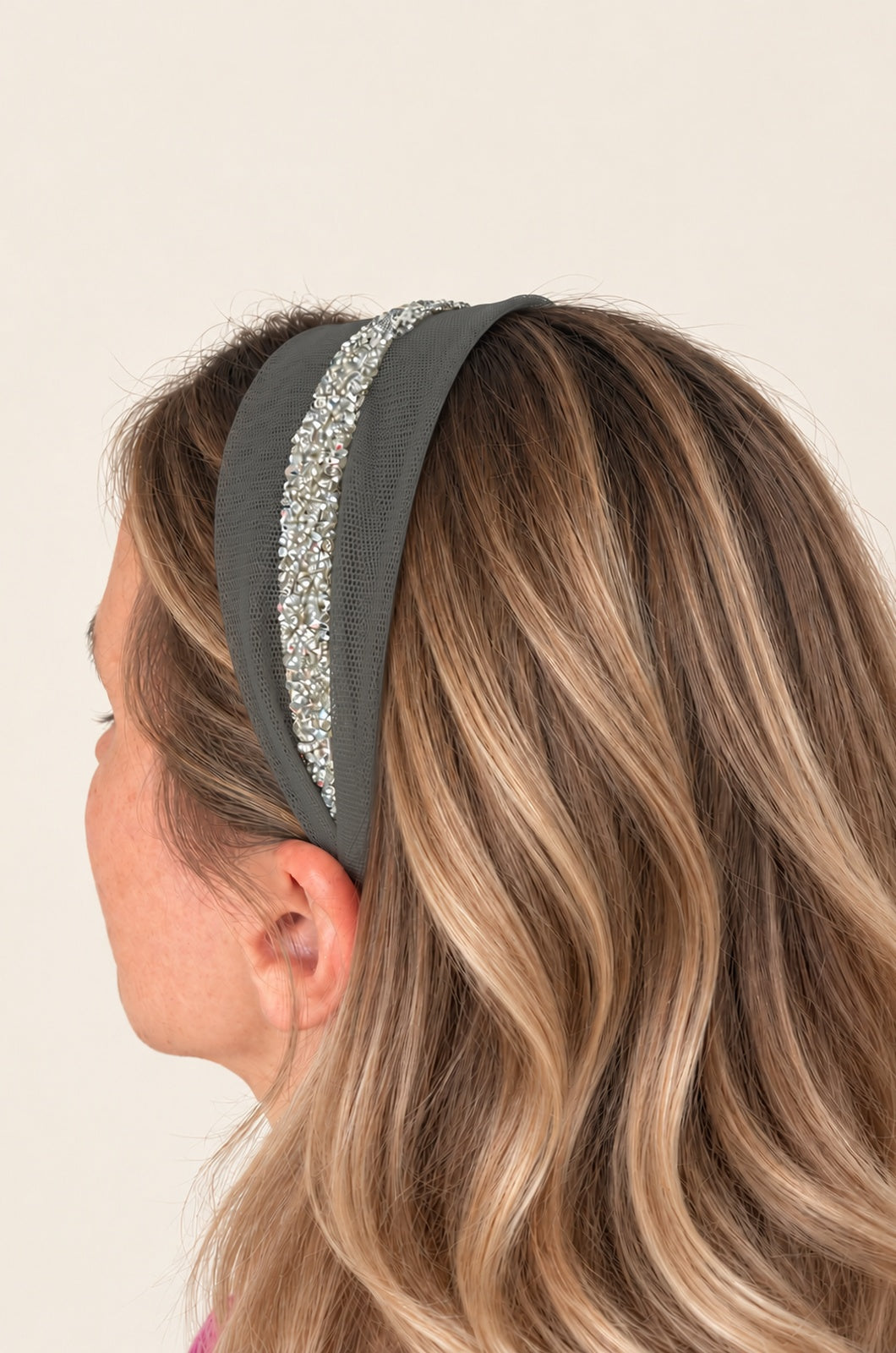 Cordeluta in mijloc Tulle cu sclipici, culoare Gri 61, sclipici argintiu, pe cap