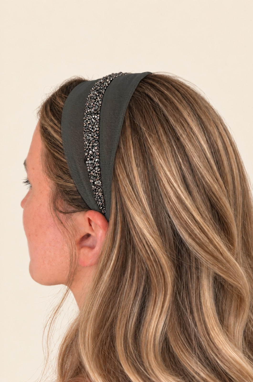 Cordeluta in mijloc Tulle cu sclipici, culoare Gri 61, sclipici gri, pe cap