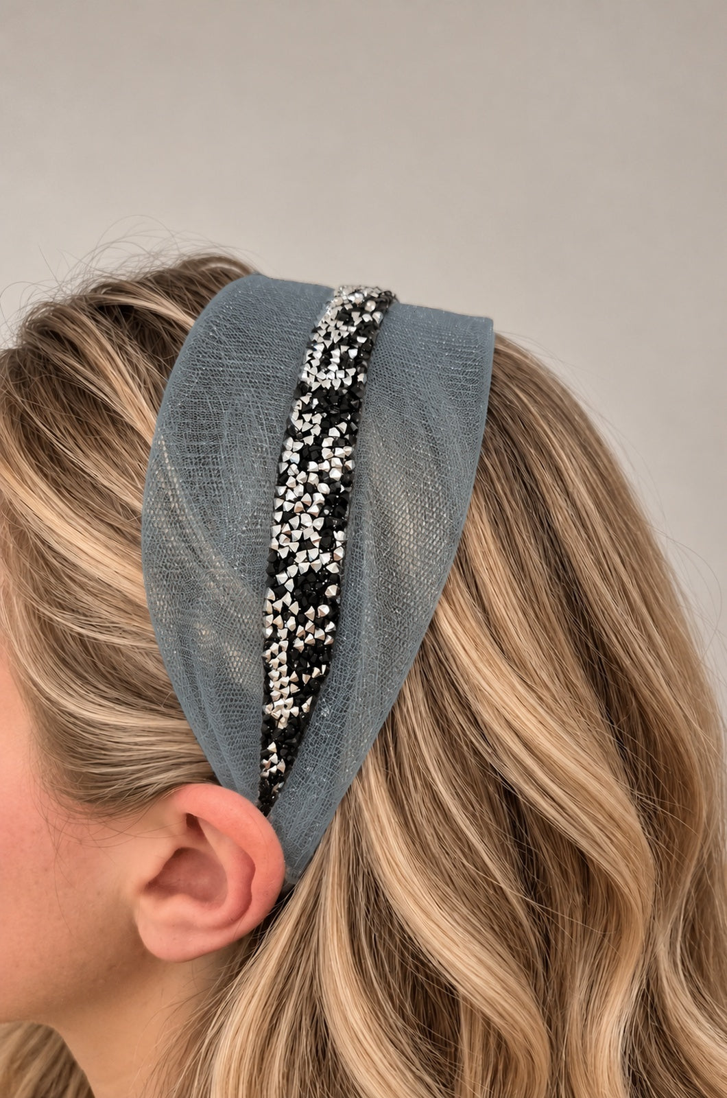 Cordeluta in mijloc Tulle cu sclipici, culoare Gri deschis 62, sclipici negru cu argintiu, pe cap