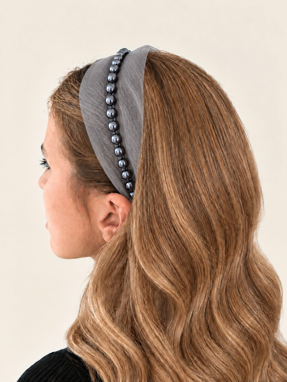 Cordeluta in mijloc Tulle cu perle, culoare Toupe 63, perle gri, pe cap