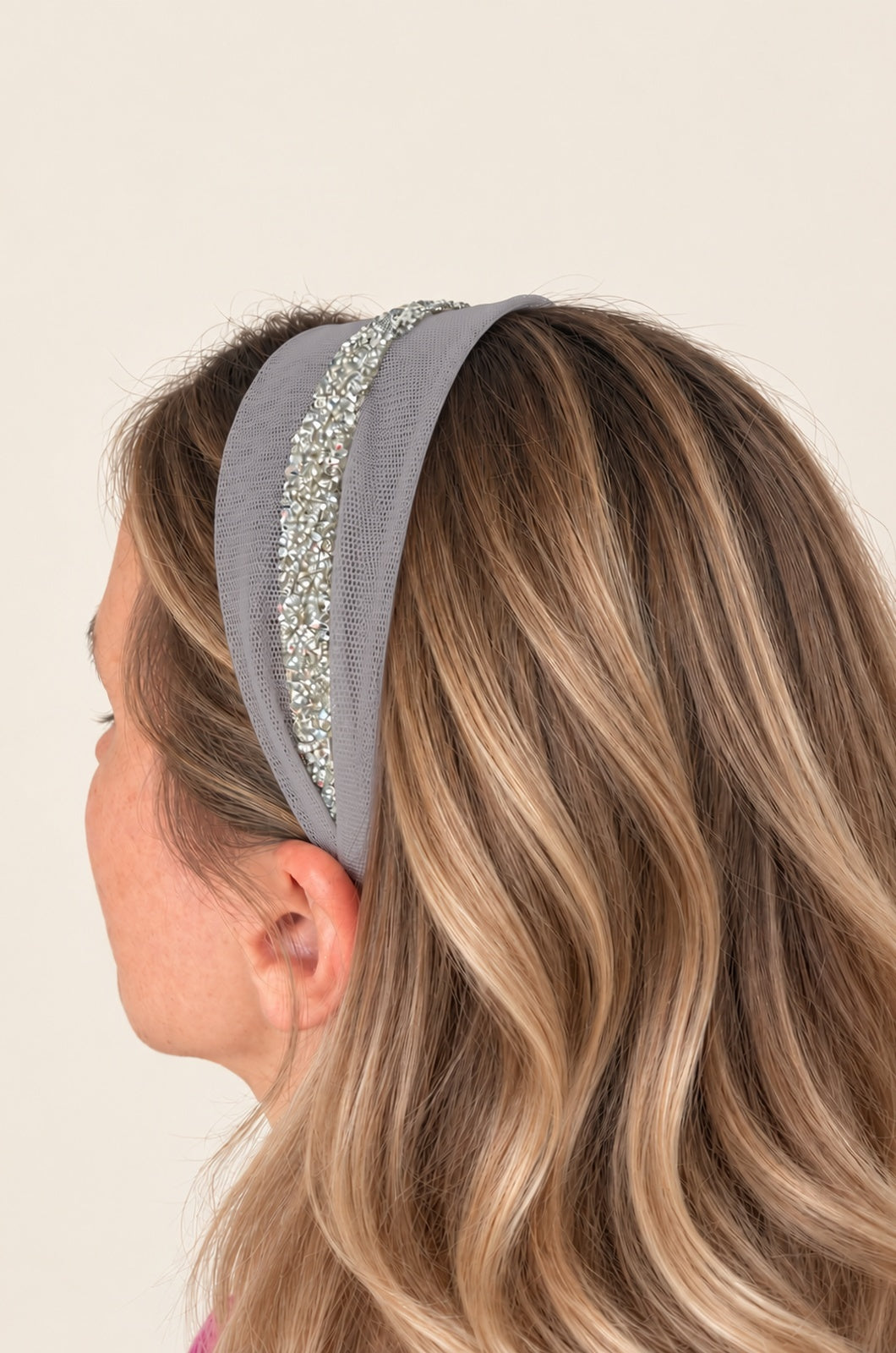 Cordeluta in mijloc Tulle cu sclipici, culoare Toupe 63, sclipici argintiu, pe cap