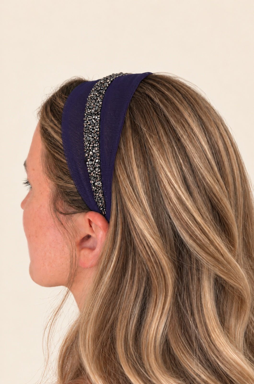 Cordeluta in mijloc Tulle cu sclipici, culoare Mov 64, sclipici gri, pe cap