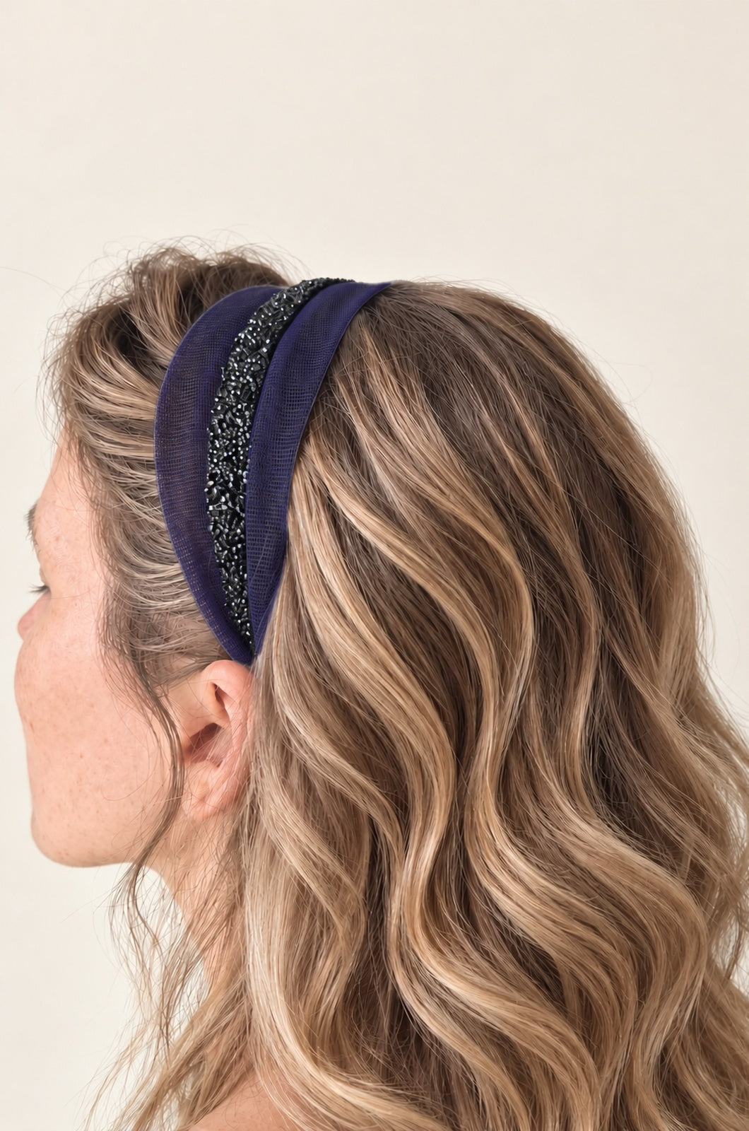 Cordeluta in mijloc Tulle cu sclipici, culoare Mov 64, sclipici negru, pe cap