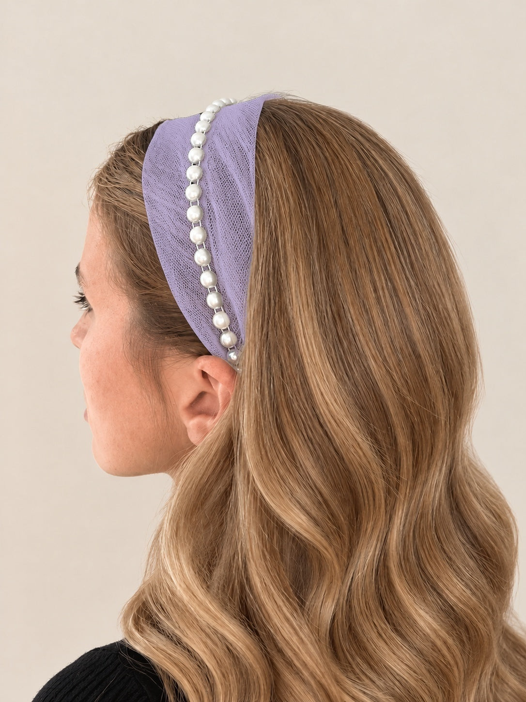 Cordeluta in mijloc Tulle cu perle, culoare Mov Deschis 65, perle albe, pe cap