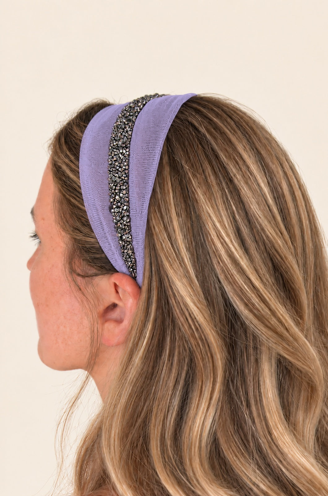 Cordeluta in mijloc Tulle cu sclipici, culoare Mov Deschis 65, sclipici gri, pe cap
