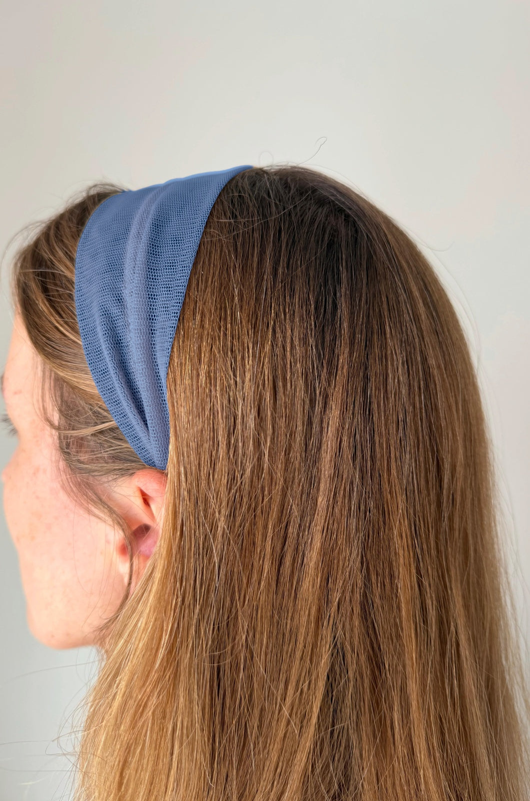 Cordeluta in mijloc Tulle, culoare Albastru 66, pe cap