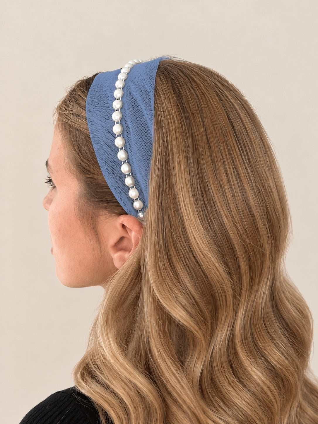 Cordeluta in mijloc Tulle cu perle, culoare Albastru 66, perle albe, pe cap