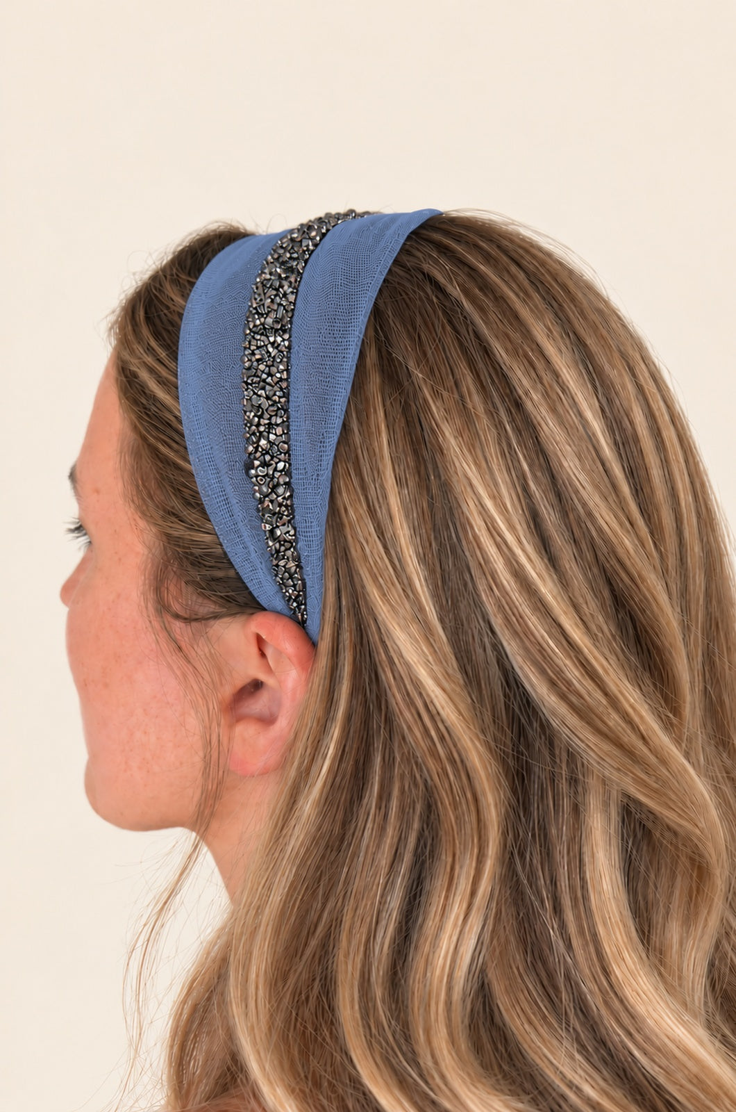 Cordeluta in mijloc Tulle cu sclipici, culoare Albastru 66, sclipici gri, pe cap