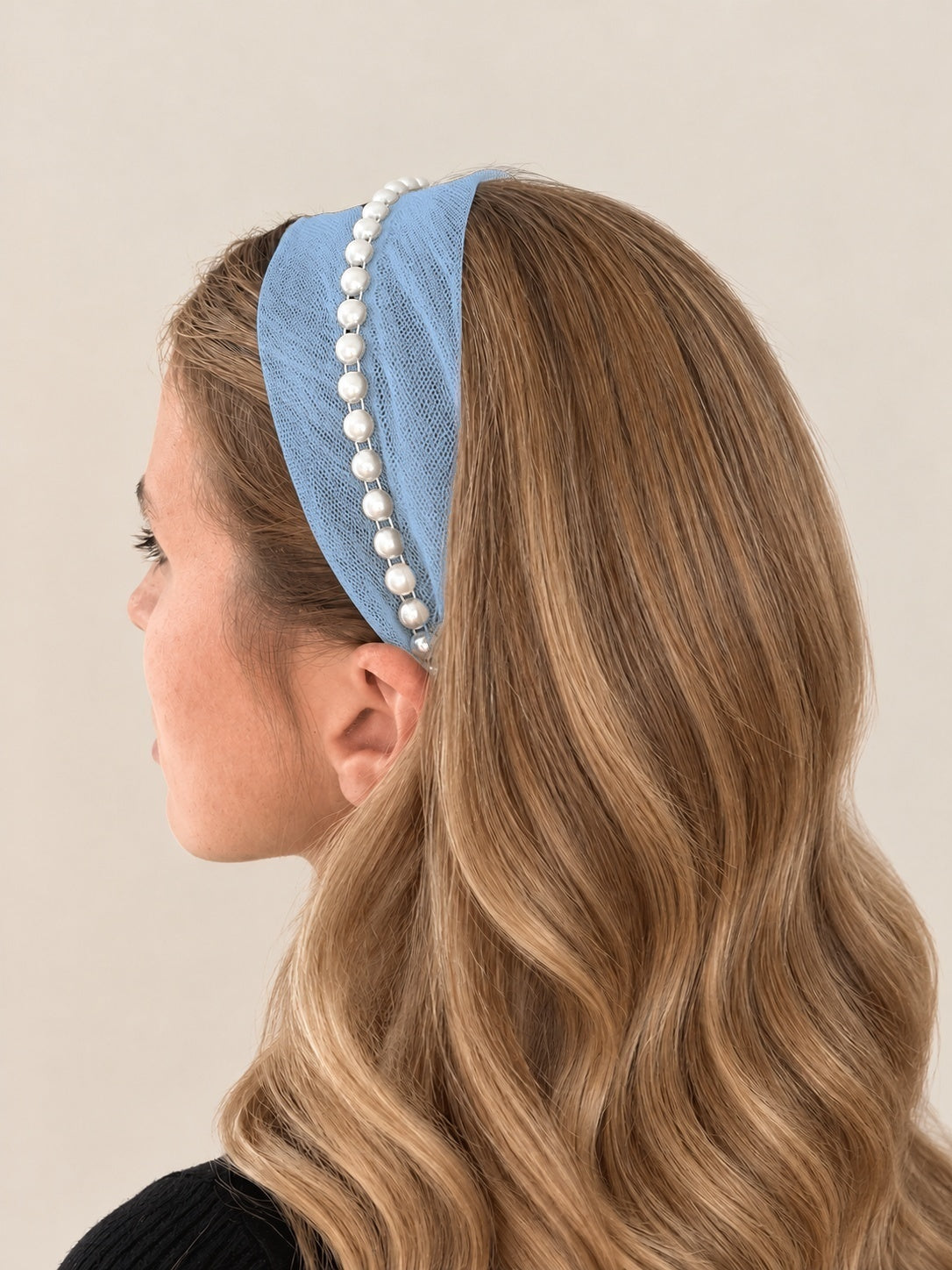 Cordeluta in mijloc Tulle cu perle, culoare Albastru deschis 67, perle albe, pe cap