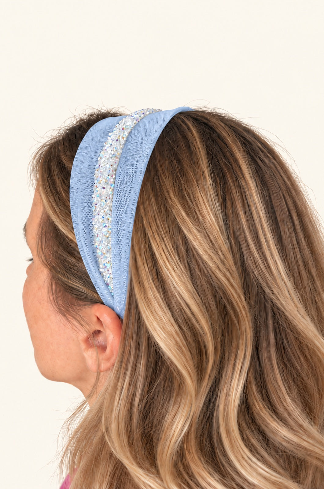 Cordeluta in mijloc Tulle cu sclipici, culoare Albastru deschis 67, sclipici alb transparent, pe cap
