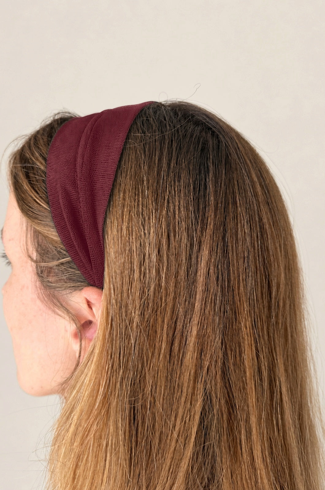 Cordeluta in mijloc Tulle, culoare Visiniu 68, pe cap