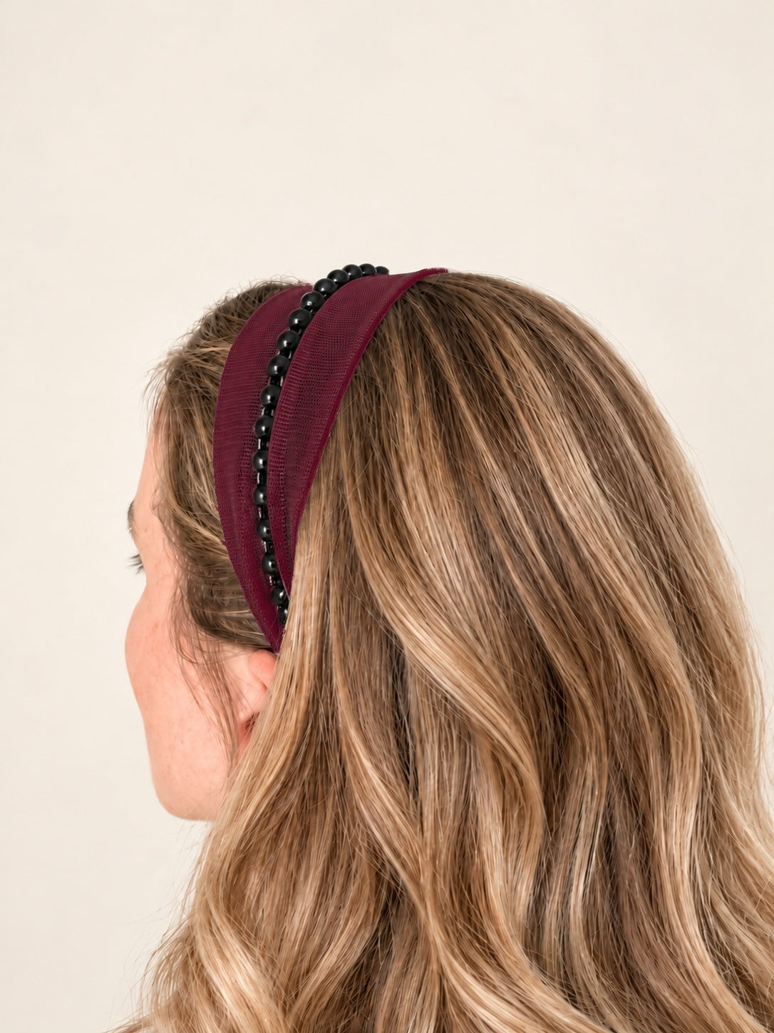 Cordeluta in mijloc Tulle cu perle, culoare Visiniu 68, perle negre, pe cap