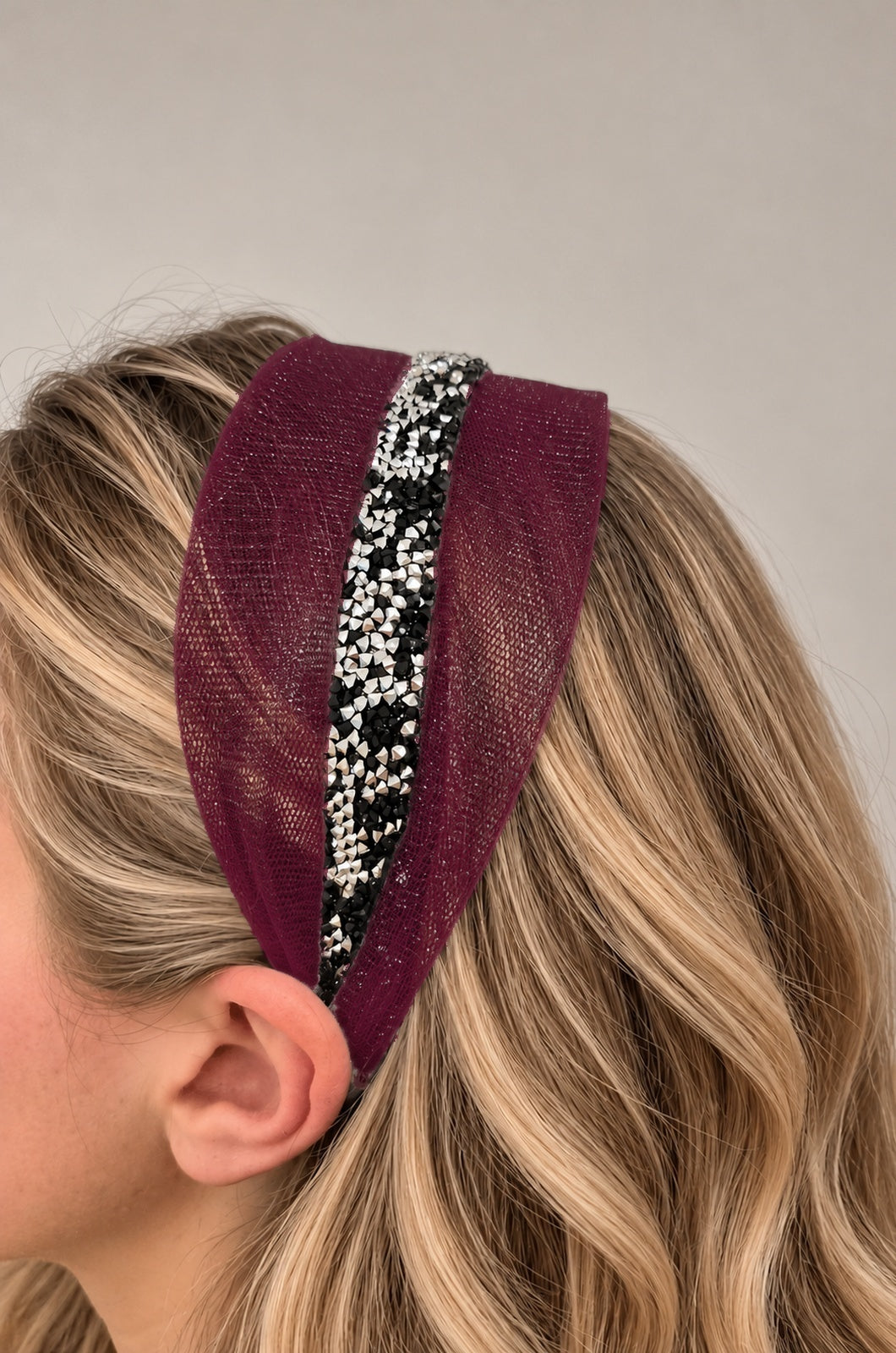 Cordeluta in mijloc Tulle cu sclipici, culoare Visiniu 68, sclipici negru cu argintiu, pe cap