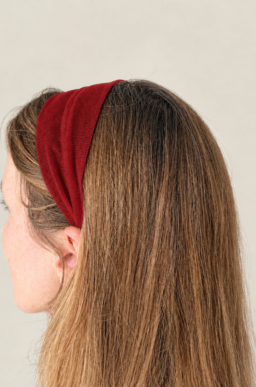 Cordeluta in mijloc Tulle, culoare Rosu 69, pe cap