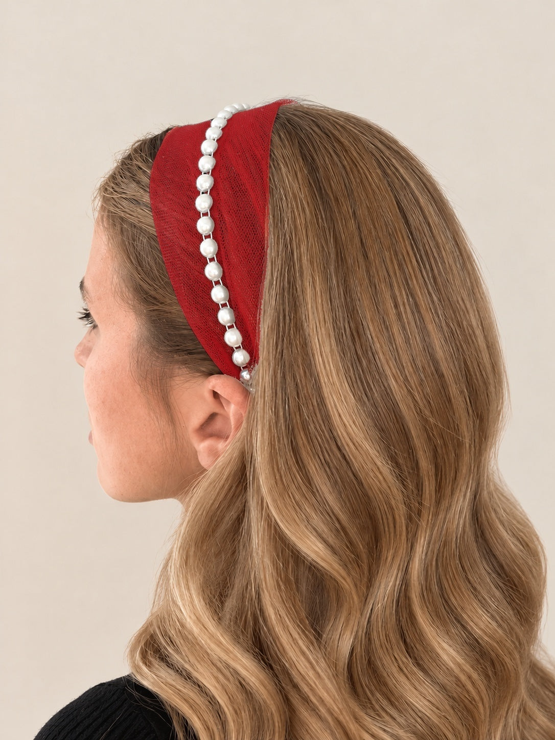 Cordeluta in mijloc Tulle cu perle, culoare Rosu 69, perle albe, pe cap