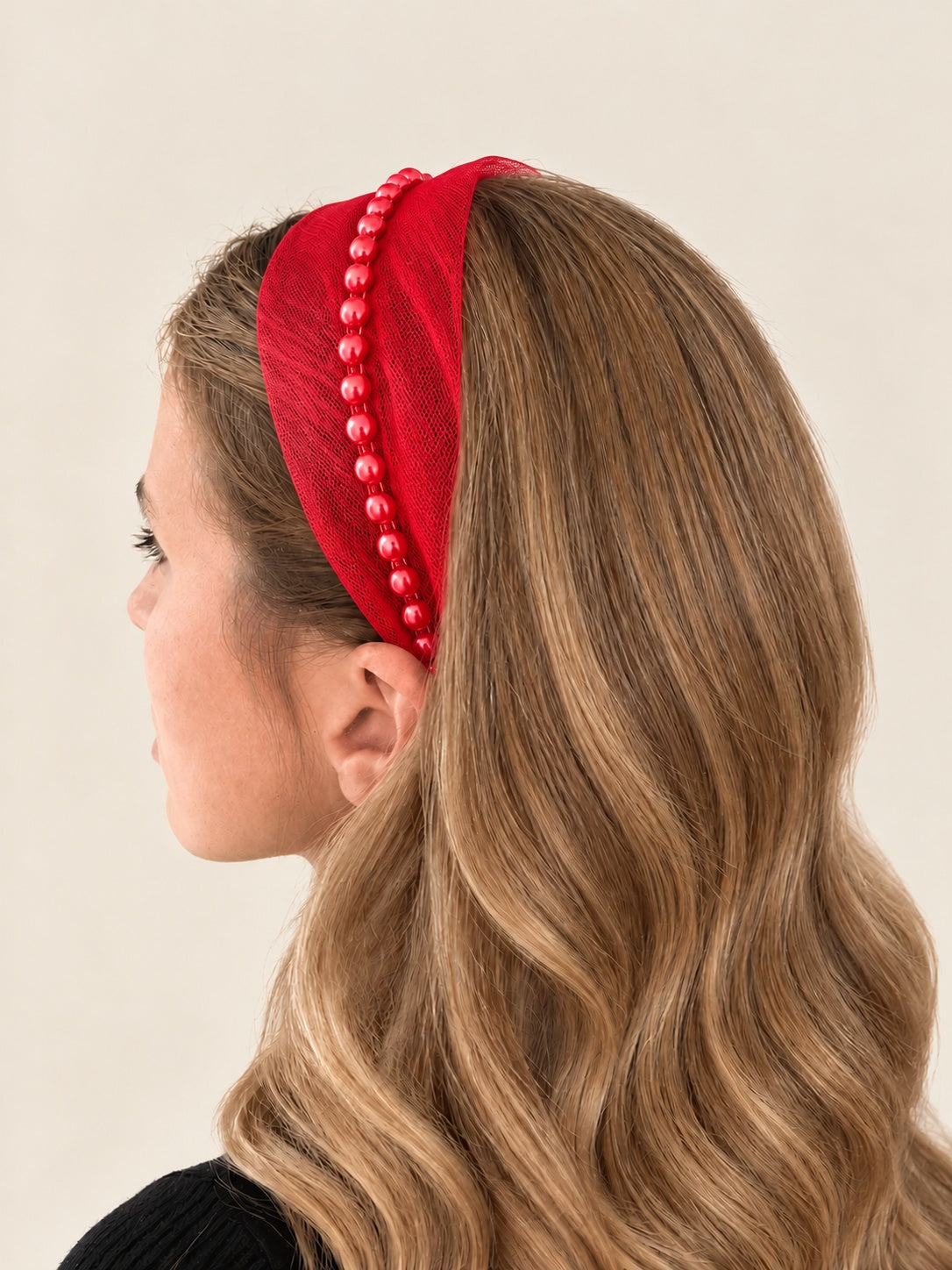 Cordeluta in mijloc Tulle cu perle, culoare Rosu 69, perle rosii, pe cap