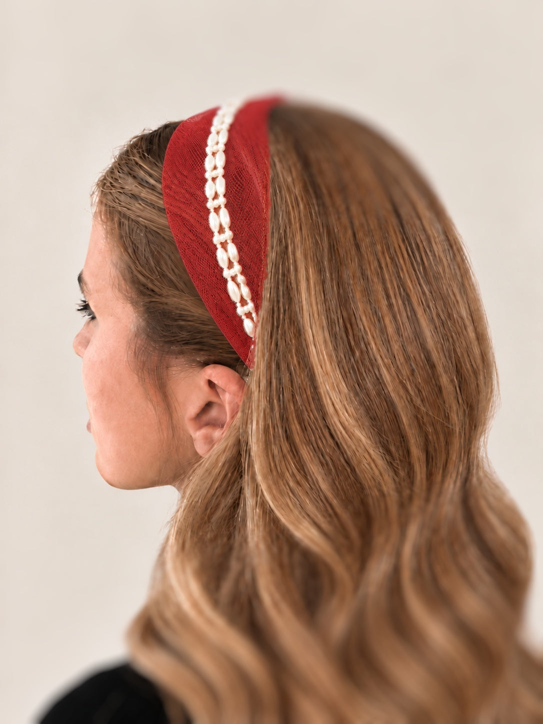 Cordeluta in mijloc Tulle cu perle, culoare Rosu 69, perle duble albe, pe cap