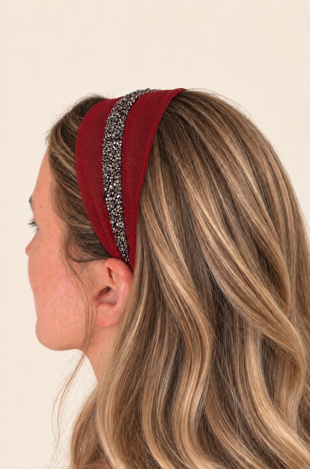 Cordeluta in mijloc Tulle cu sclipici, culoare Rosu 69, sclipici gri, pe cap