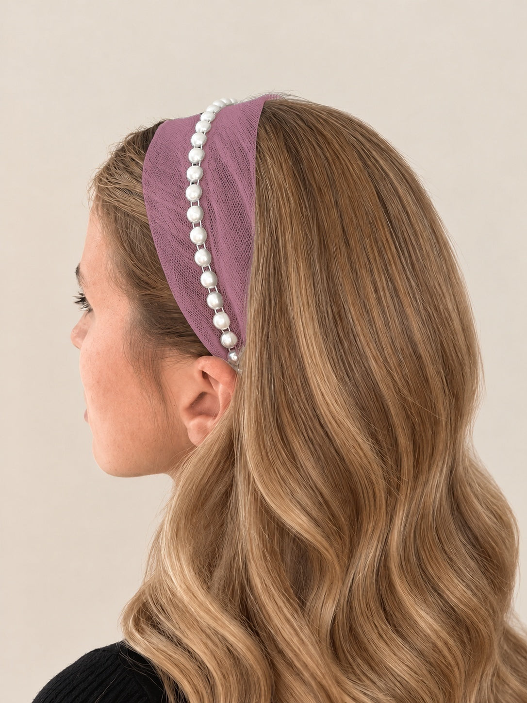 Cordeluta in mijloc Tulle cu perle, culoare Roz 70, perle albe, pe cap