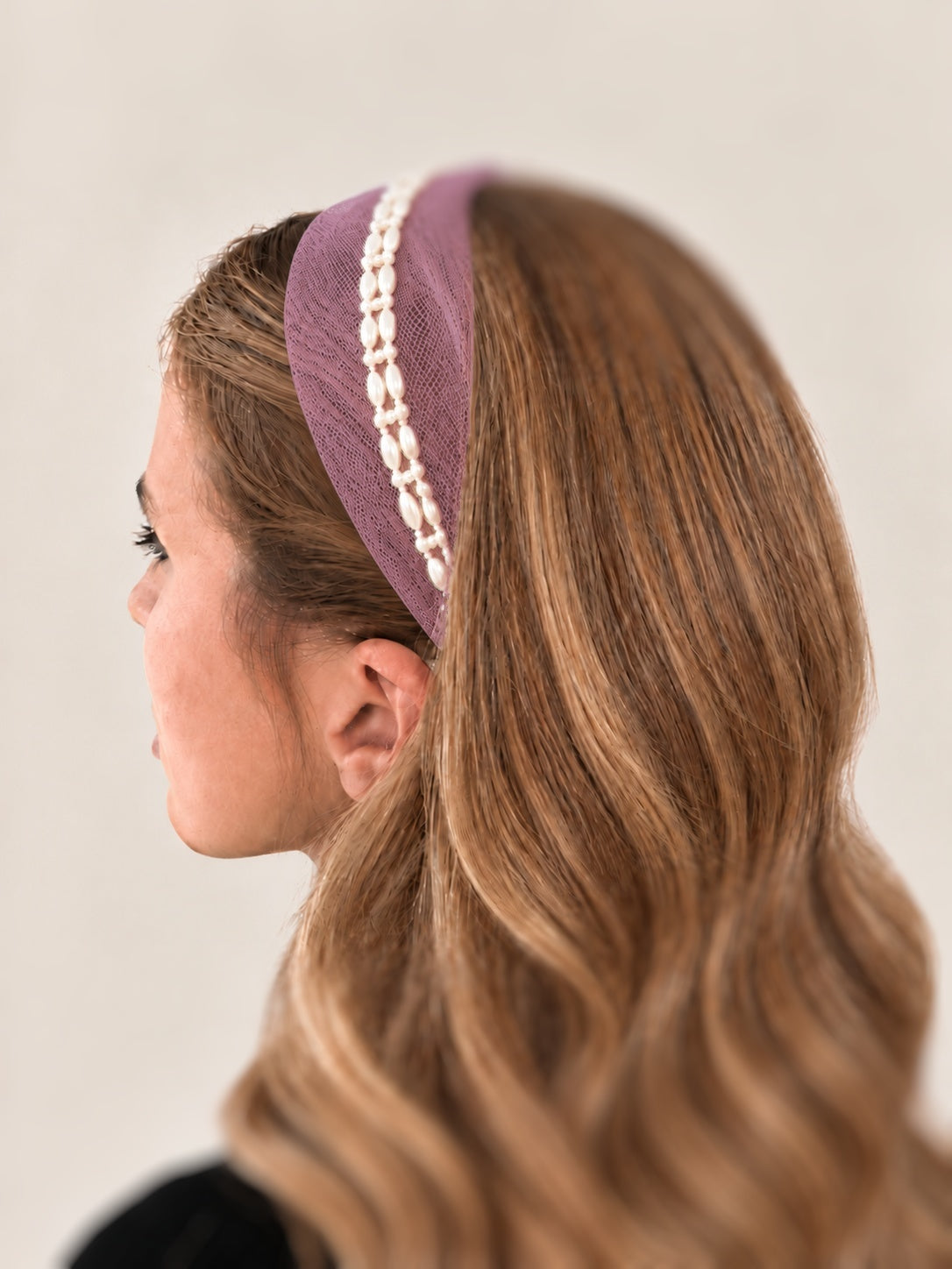 Cordeluta in mijloc Tulle cu perle, culoare Roz 70, perle duble albe, pe cap