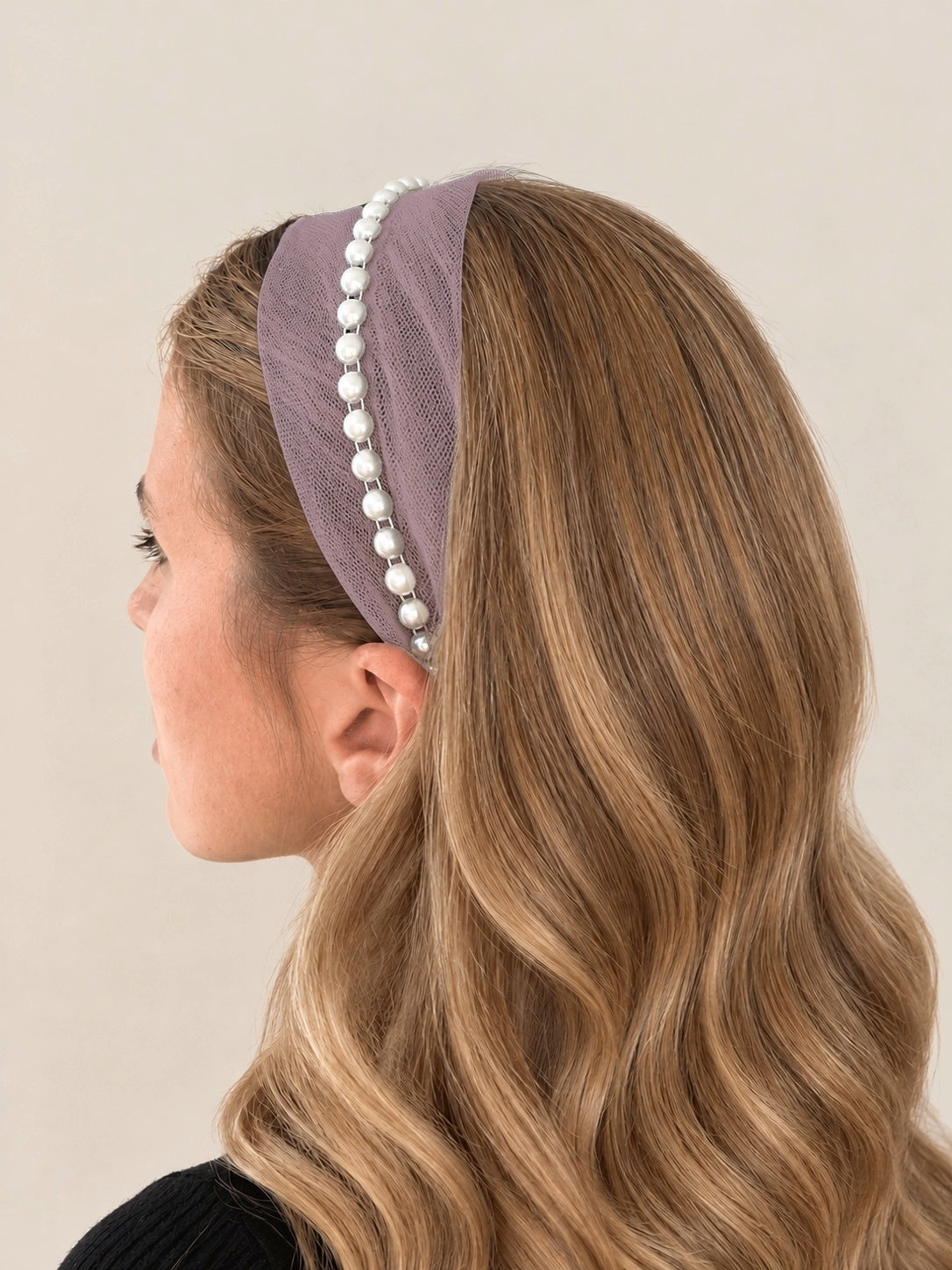 Cordeluta in mijloc Tulle cu perle, culoare Roz pudra 71, perle albe, pe cap