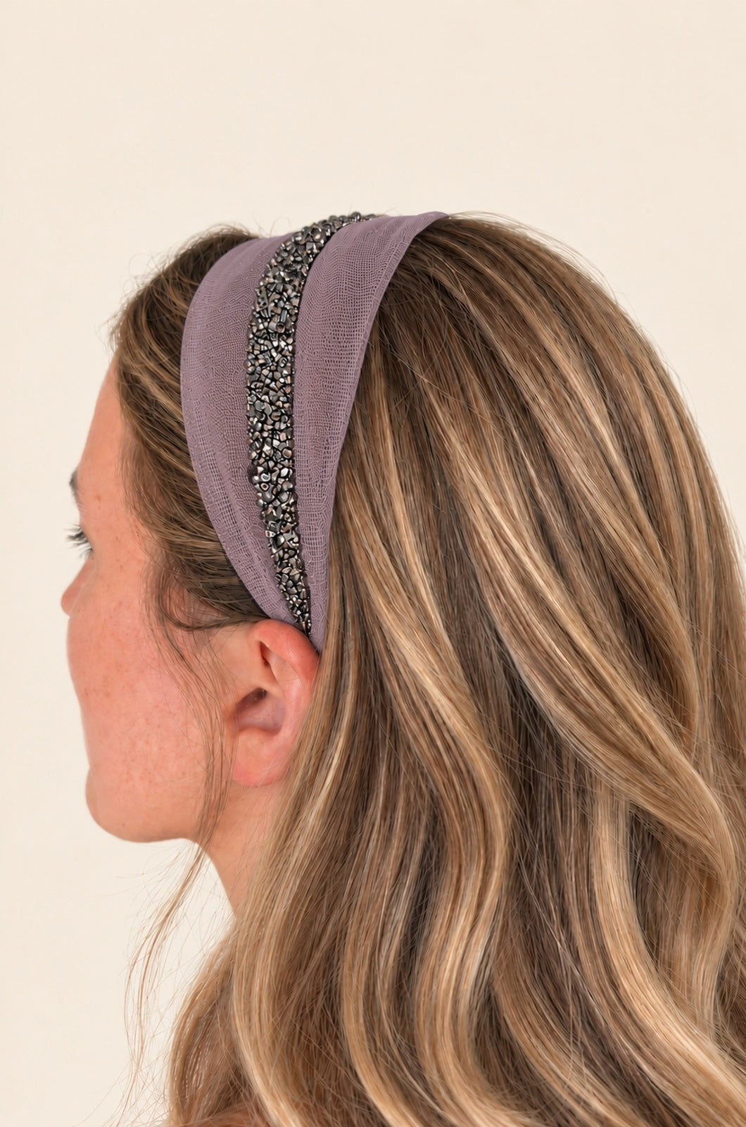 Cordeluta in mijloc Tulle cu sclipici, culoare Roz pudra 71, sclipici gri, pe cap