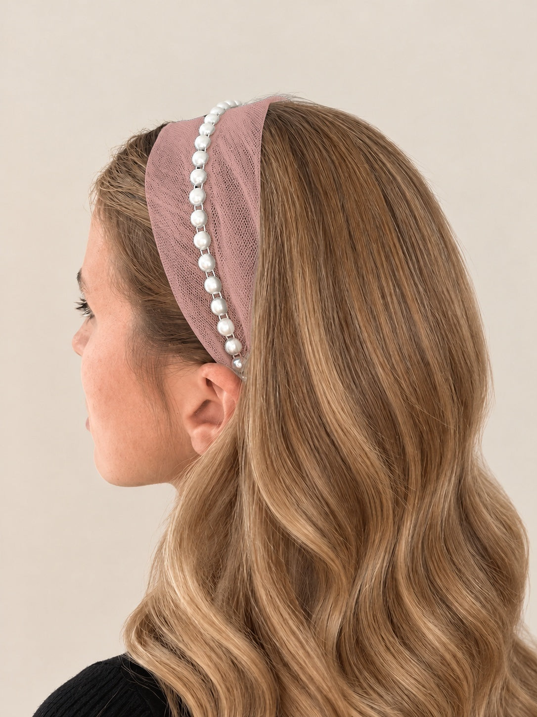 Cordeluta in mijloc Tulle cu perle, culoare Plamaniu 72, perle albe, pe cap