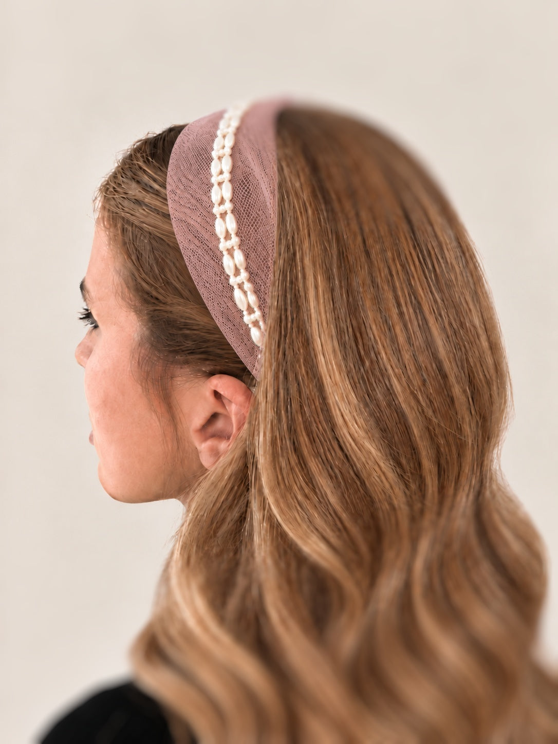 Cordeluta in mijloc Tulle cu perle, culoare Plamaniu 72, perle duble albe, pe cap