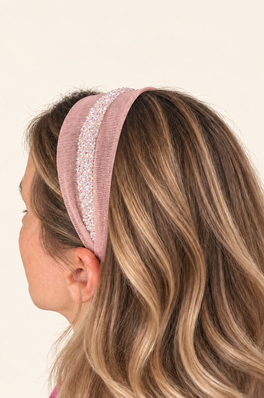 Cordeluta in mijloc Tulle cu sclipici, culoare Plamaniu 72, sclipici alb transparent, pe cap