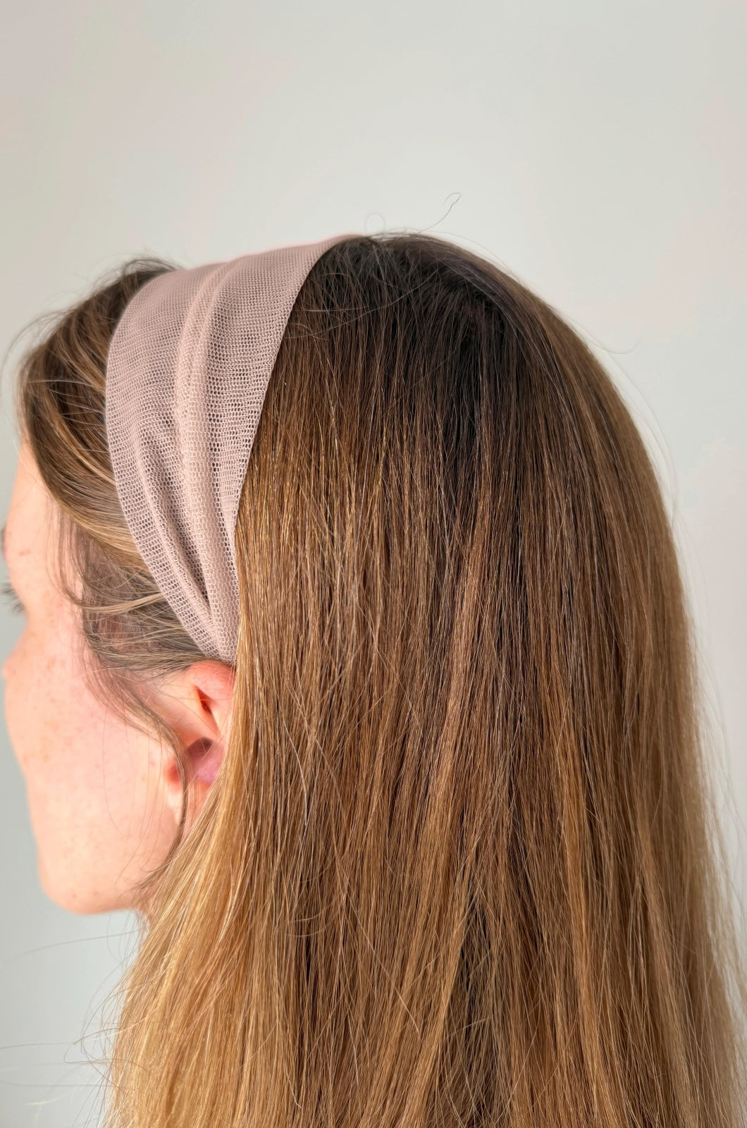 Cordeluta in mijloc Tulle, culoare Piersica 73, pe cap