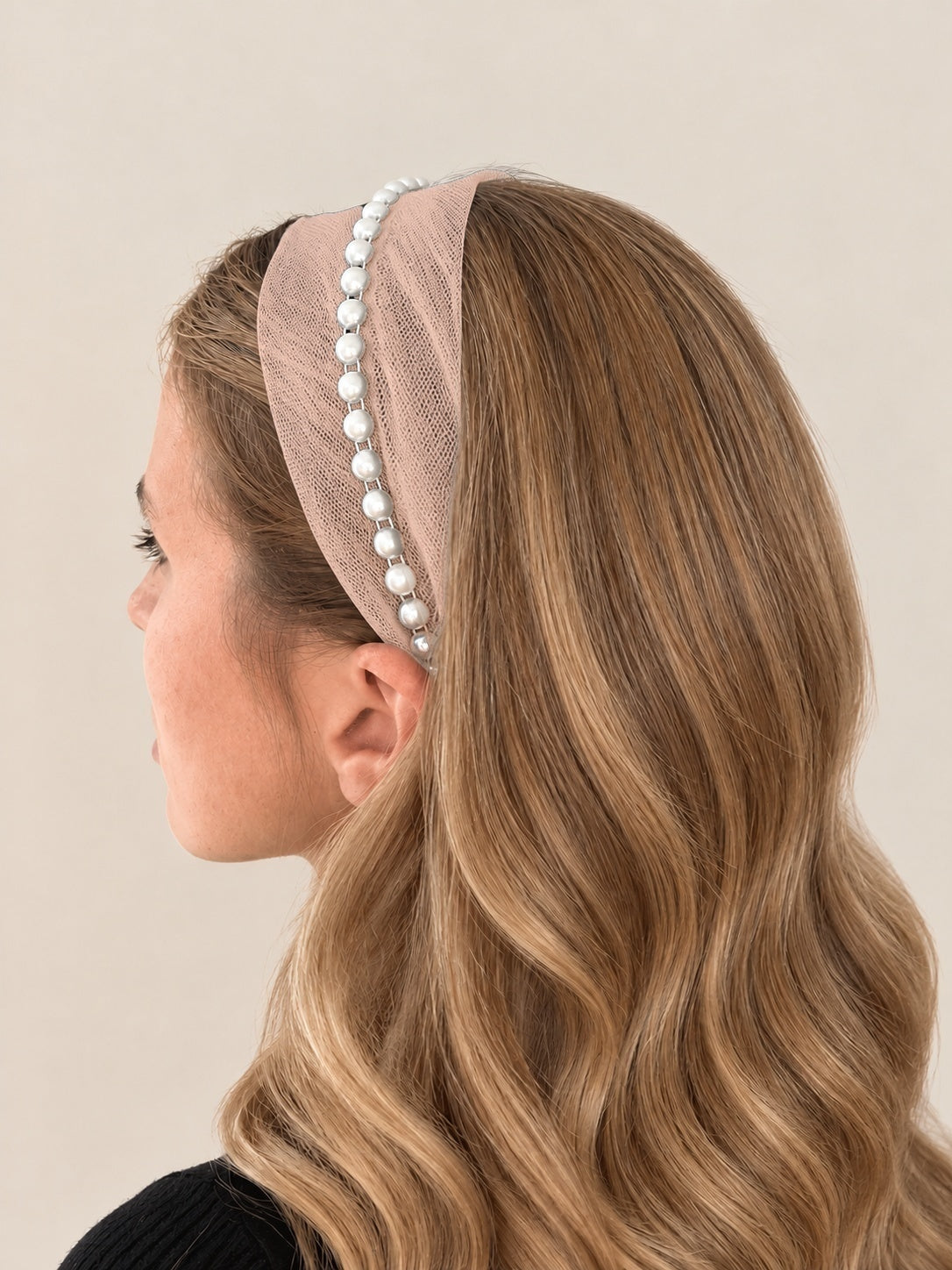 Cordeluta in mijloc Tulle cu perle, culoare Piersica 73, perle albe, pe cap