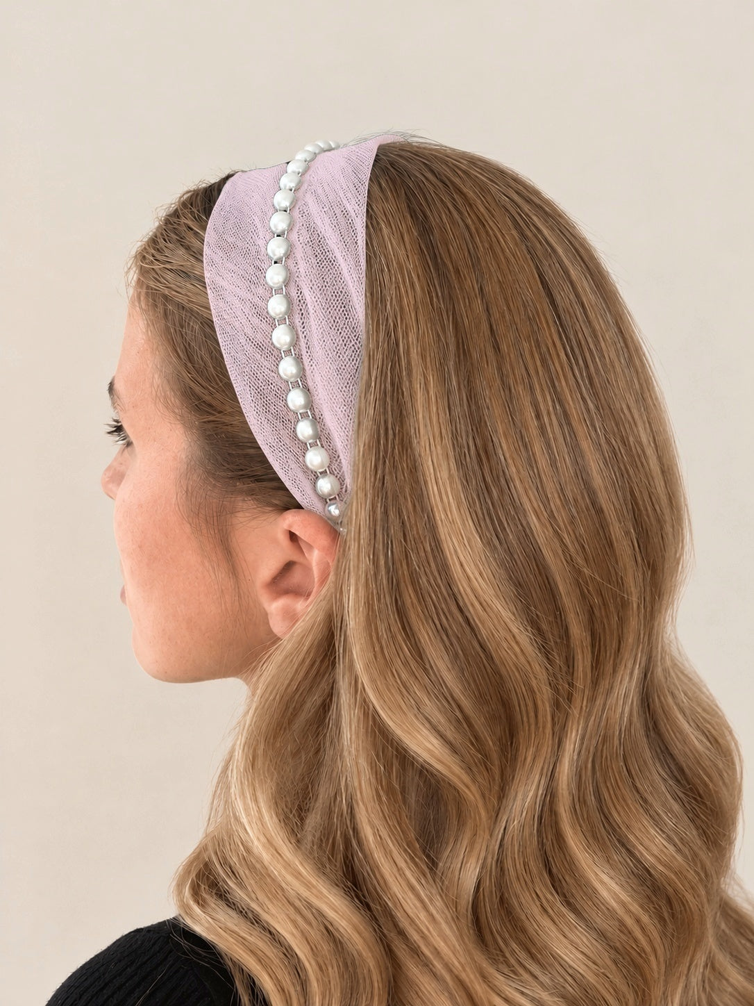 Cordeluta in mijloc Tulle cu perle, culoare Roz deschis 74, perle albe, pe cap