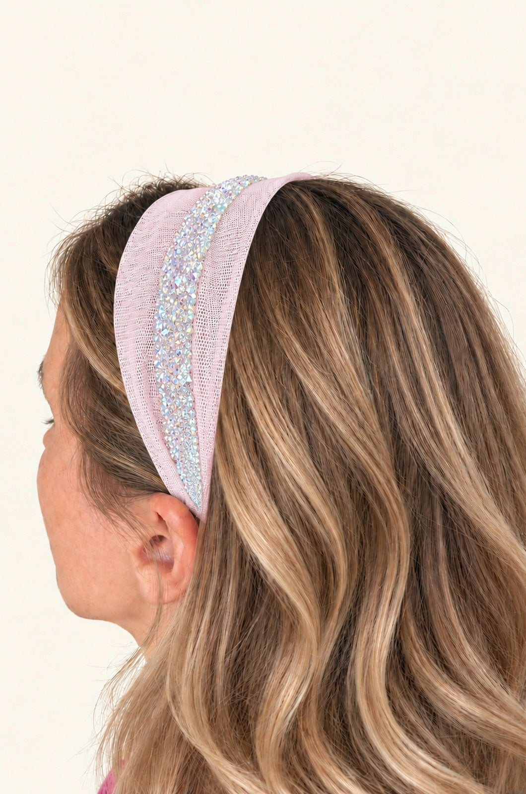Cordeluta in mijloc Tulle cu sclipici, culoare Roz deschis 74, sclipici alb transparent, pe cap