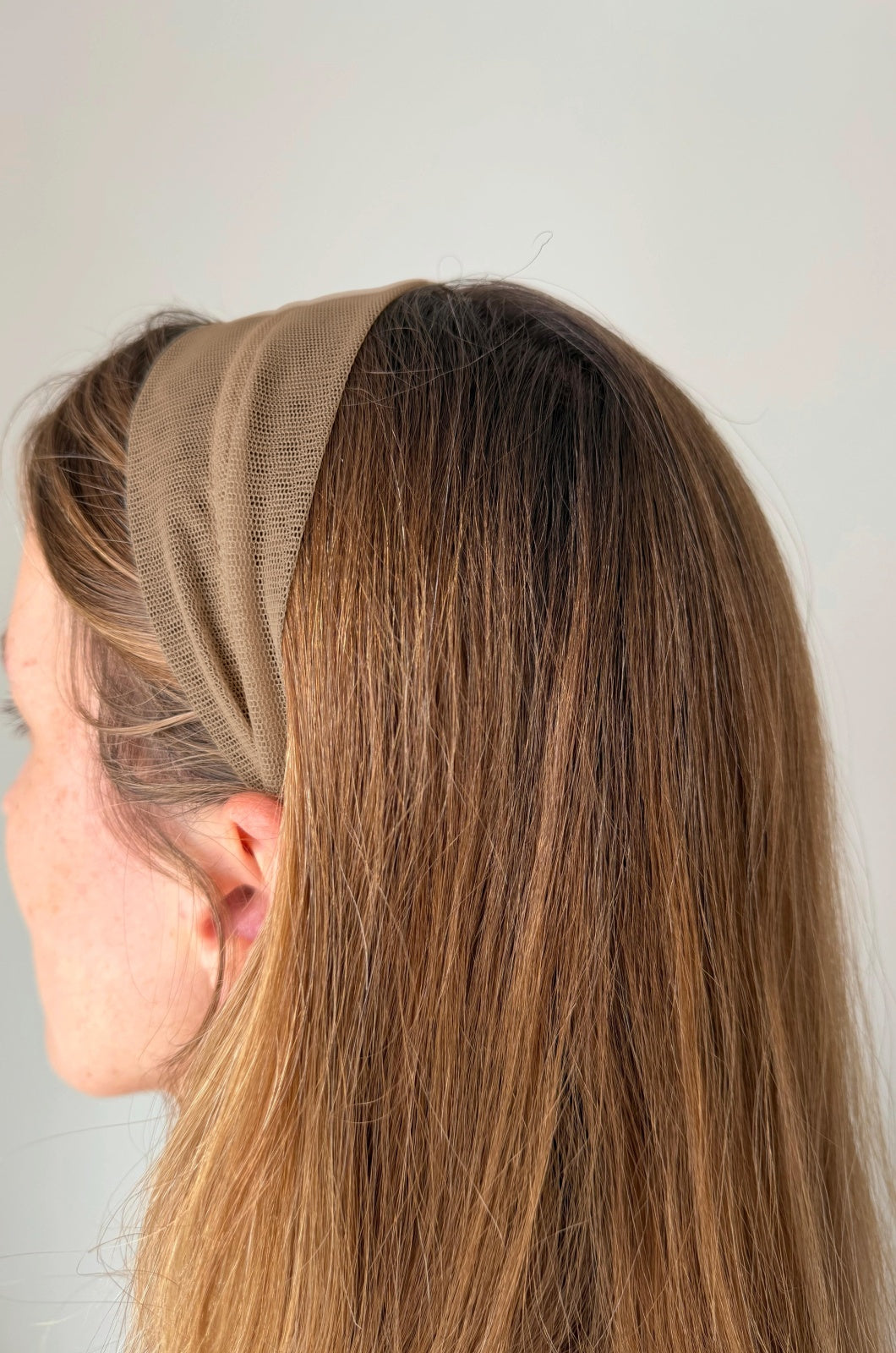 Cordeluta in mijloc Tulle, culoare Crem inchis 75, pe cap