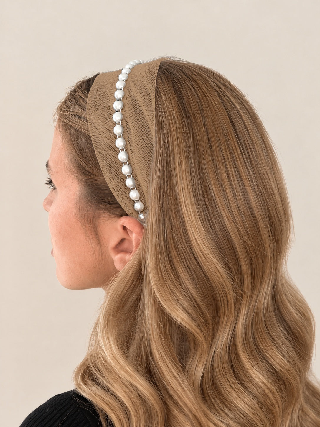 Cordeluta in mijloc Tulle cu perle, culoare Crem inchis 75, perle albe, pe cap