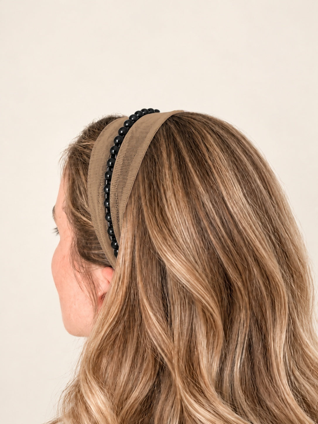 Cordeluta in mijloc Tulle cu perle, culoare Crem inchis 75, perle negre, pe cap