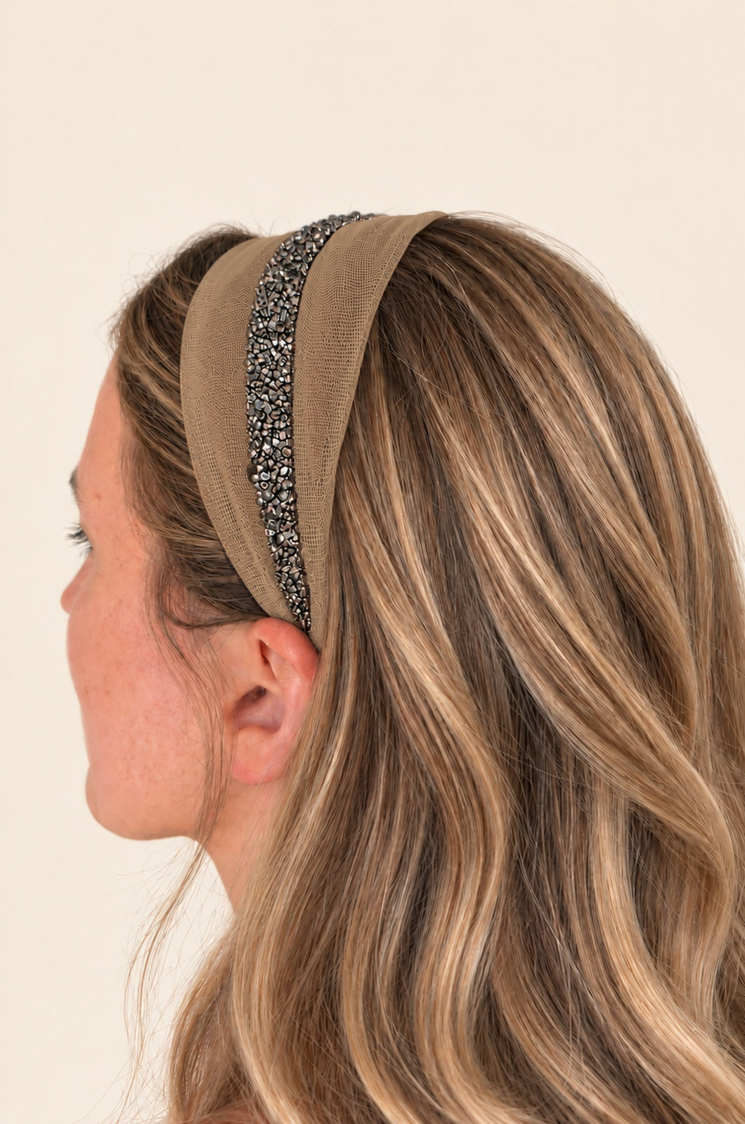 Cordeluta in mijloc Tulle cu sclipici, culoare Crem inchis 75, sclipici gri, pe cap