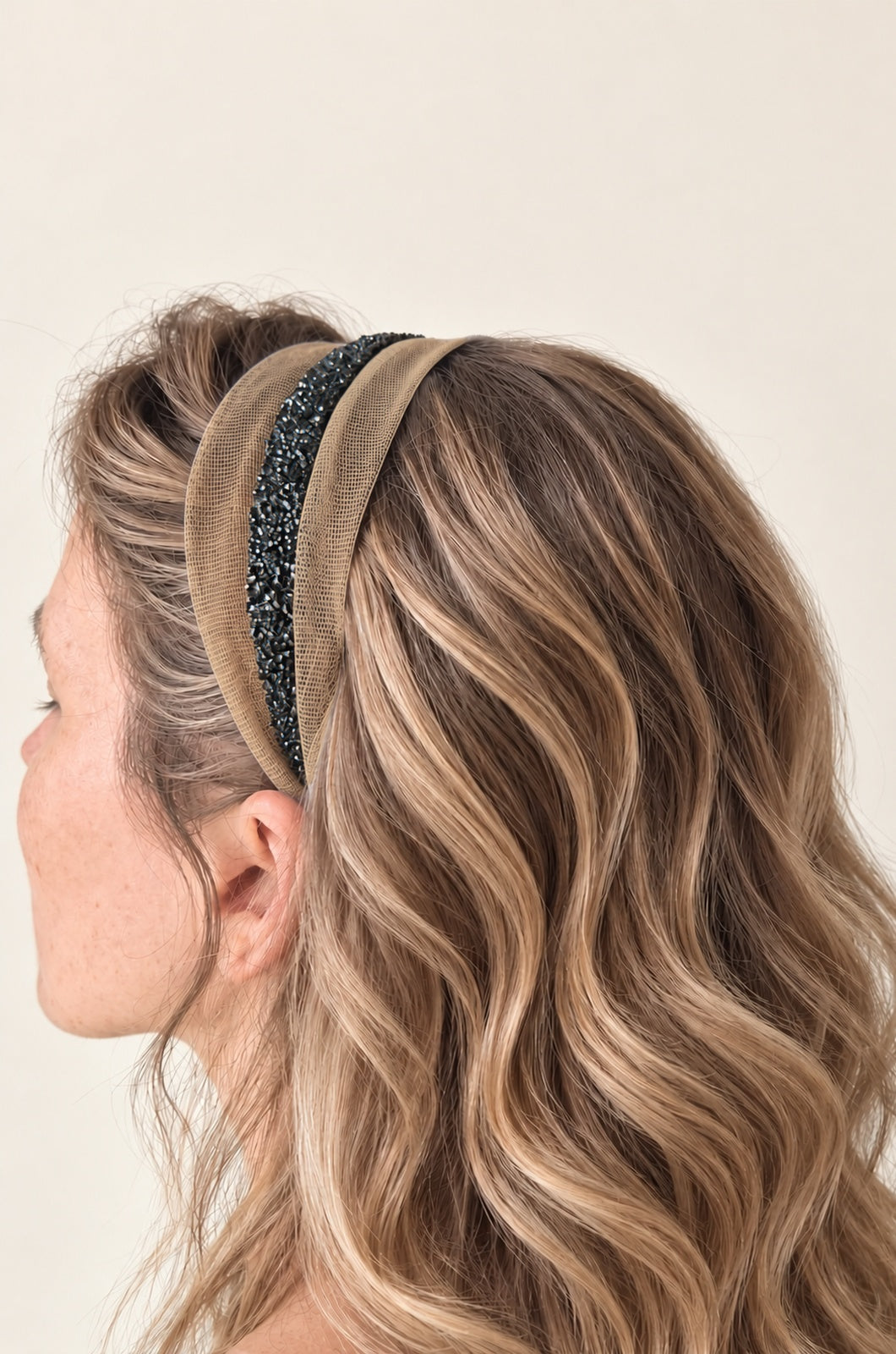 Cordeluta in mijloc Tulle cu sclipici, culoare Crem inchis 75, sclipici negru, pe cap