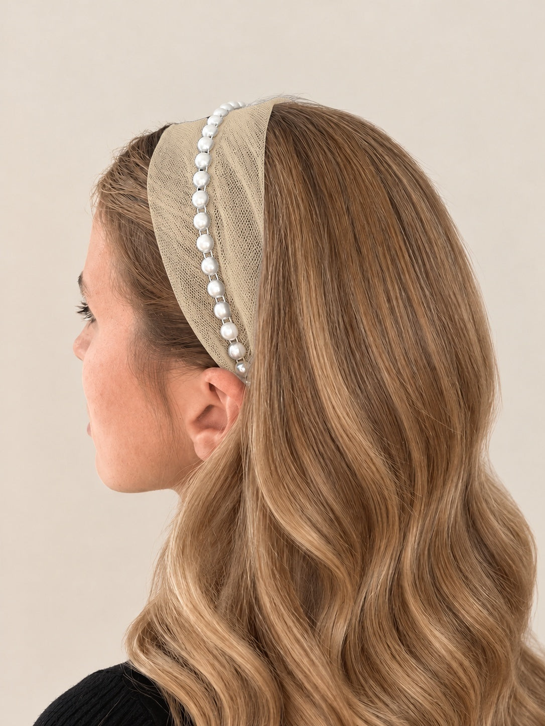 Cordeluta in mijloc Tulle cu perle, culoare Crem deschis 76, perle albe, pe cap