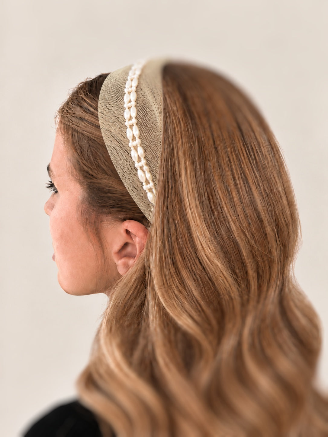 Cordeluta in mijloc Tulle cu perle, culoare Crem deschis 76, perle duble albe, pe cap