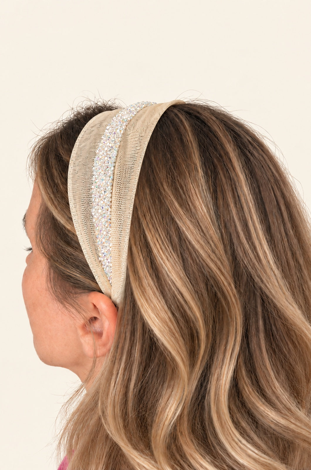Cordeluta in mijloc Tulle cu sclipici, culoare Crem deschis 76, sclipici alb transparent, pe cap