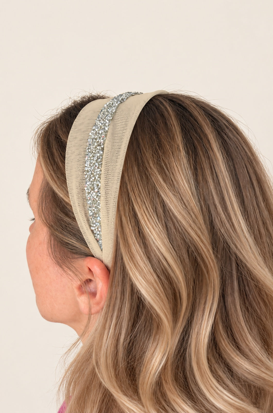 Cordeluta in mijloc Tulle cu sclipici, culoare Crem deschis 76, sclipici argintiu, pe cap