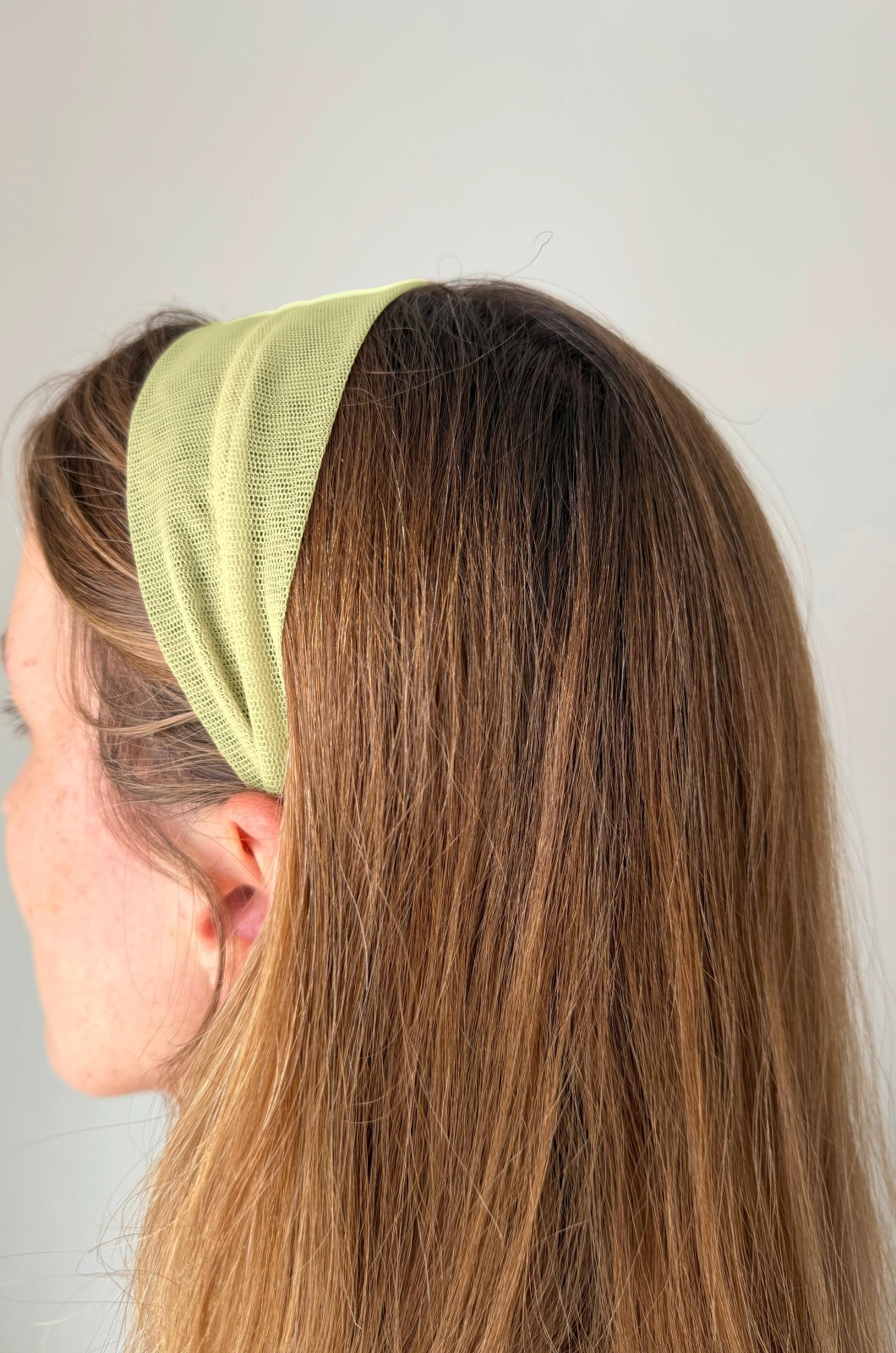 Cordeluta in mijloc Tulle, culoare Galben Pai 77, pe cap