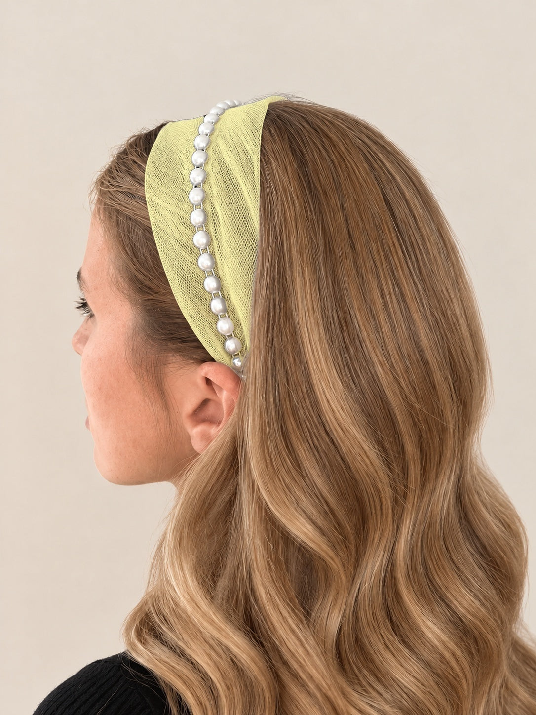 Cordeluta in mijloc Tulle cu perle, culoare Galben Pai 77, perle albe, pe cap