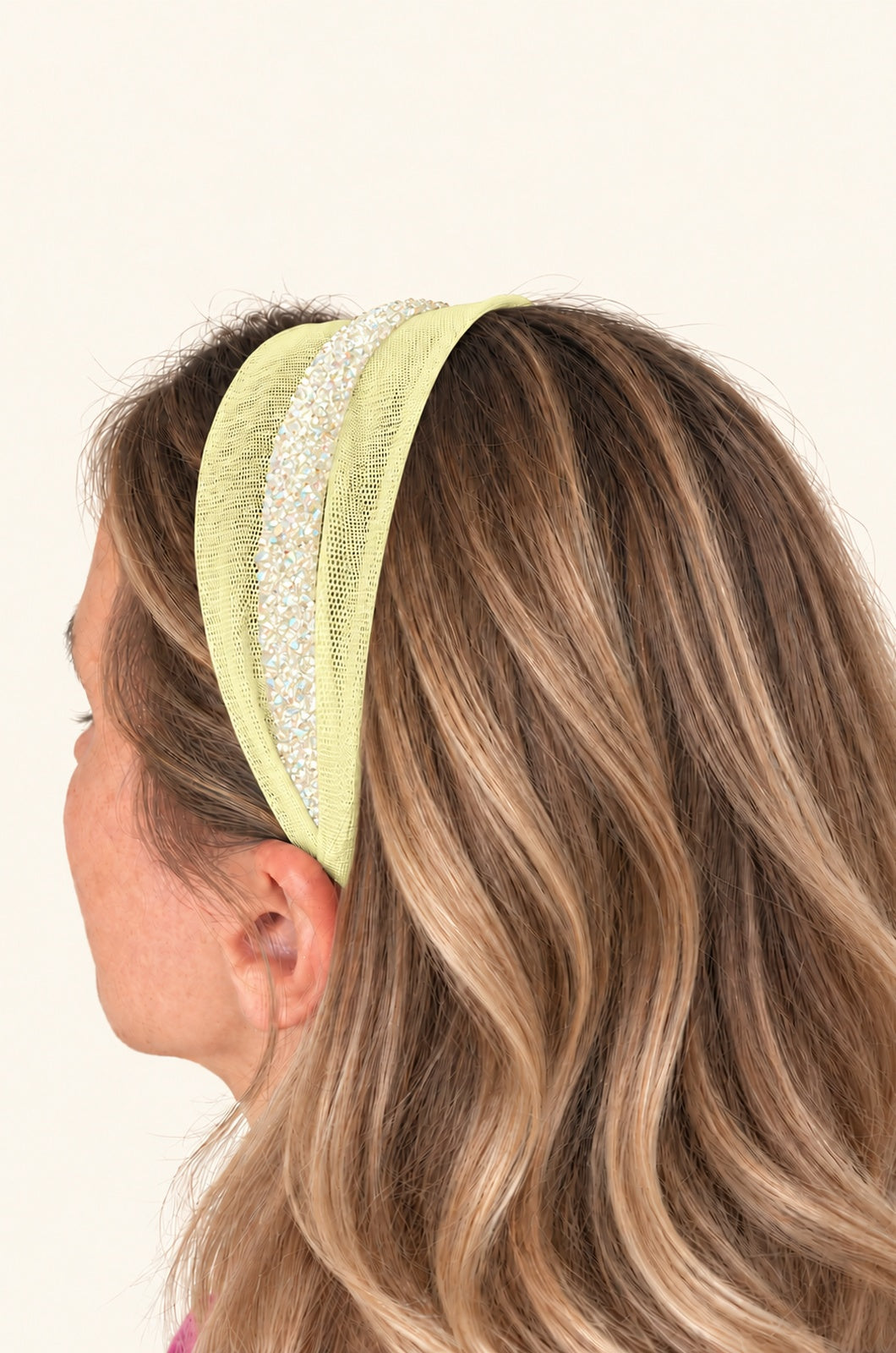 Cordeluta in mijloc Tulle cu sclipici, culoare Galben Pai 77, sclipici alb transparent, pe cap