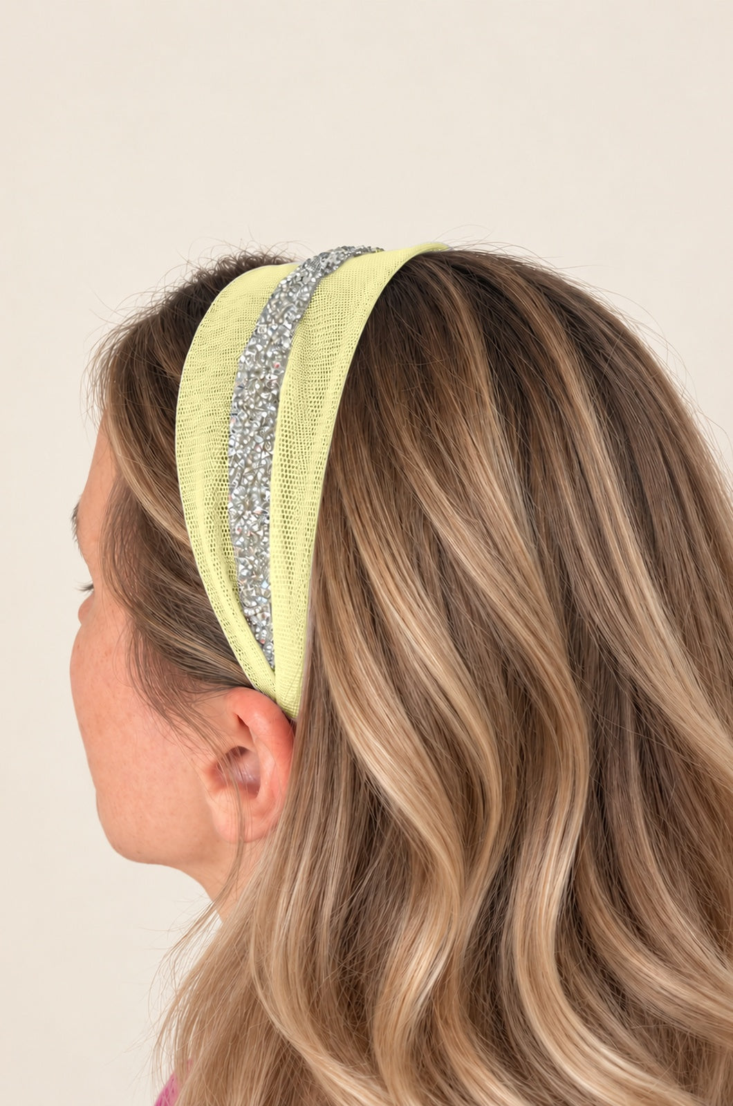 Cordeluta in mijloc Tulle cu sclipici, culoare Galben Pai 77, sclipici argintiu, pe cap
