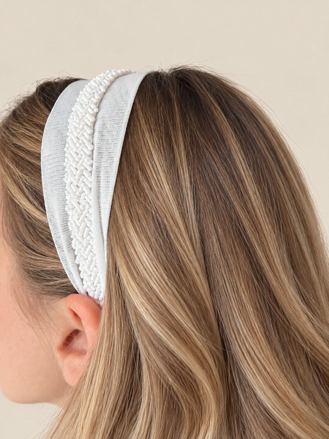 Cordeluta in mijloc Tulle cu margele, culoare Alb 78, margele albe, pe cap